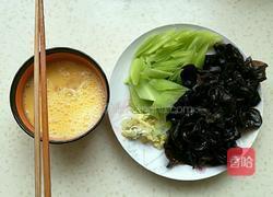 莴苣木耳炒鸡蛋的做法图解1
