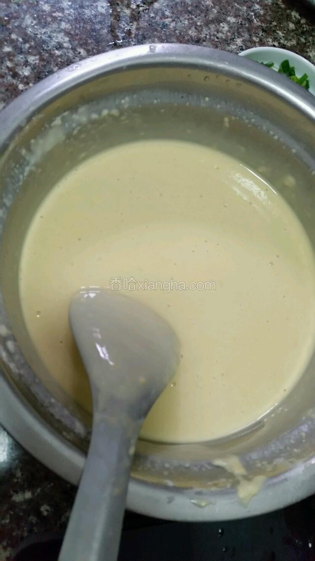 面粉里加入鸡旦，盐，糖，味精拌匀，然后将水分次加入，将面粉拌匀稀糊。