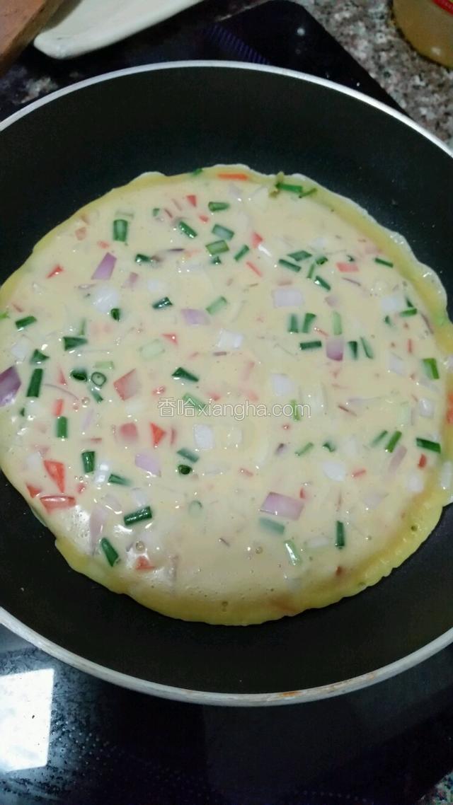 将煎锅烧热加八油，倒入两杓面粉糊，转动煎锅把面糊荡面，饼身煎至有硬度，就反过来煎另一面，煎至金黃色，可以上碟。