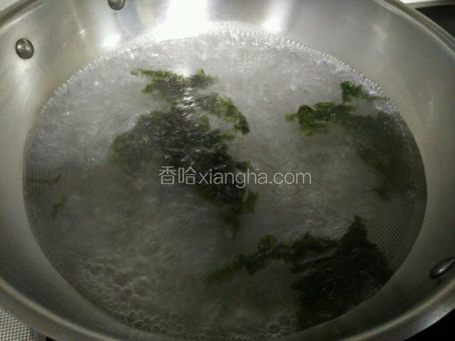 锅中烧开水，水开后将紫菜丢进去。