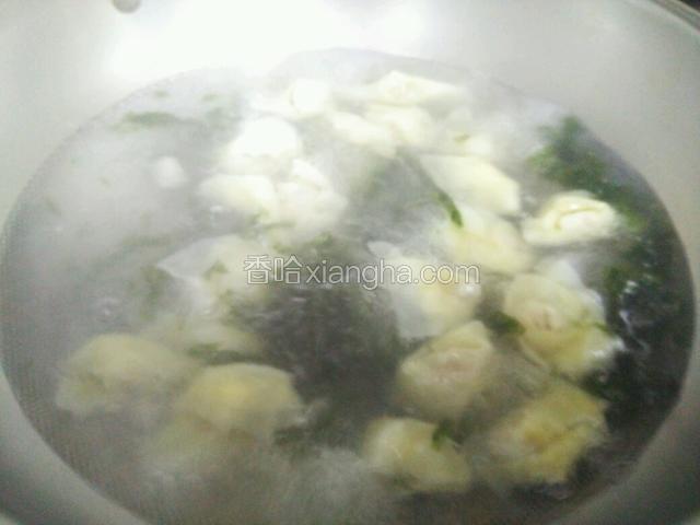 馄饨全部飘上来，就差不多熟了。