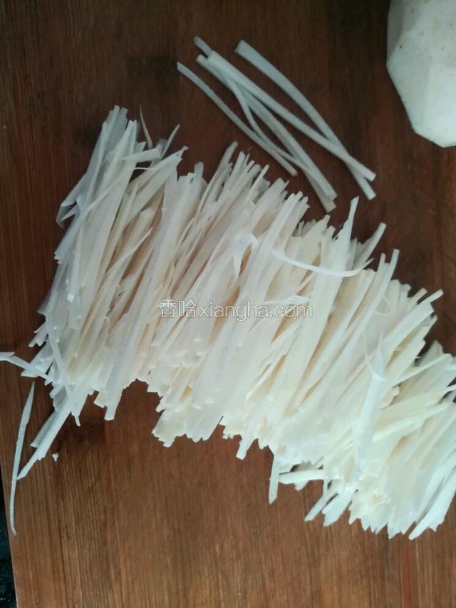 芋头削皮洗净，切细丝，撒一点点盐腌一下。（腌过的芋头丝，炒出来比较脆）