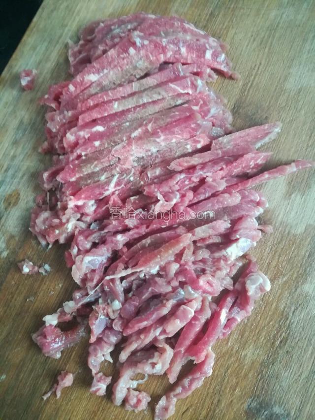 牛肉将要解冻前切薄片，再切丝。