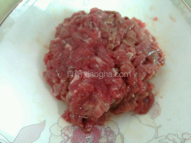 牛肉丝加料酒，淀粉，植物油，少许盐腌几分钟。