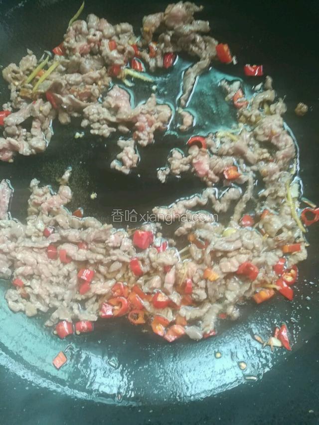 开大火，倒入腌过的牛肉快速滑至八成熟，盛出备用，油留锅里。