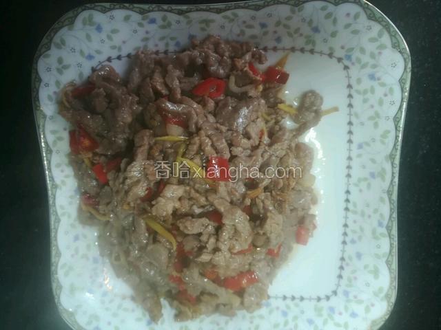 牛肉盛出备用，油留在锅里。倒入芋头丝大火炒一分钟。