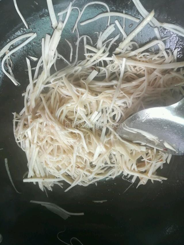 倒入芋头丝大火炒一分半钟。将炒过的牛肉丝再次倒入，与芋头丝一起翻炒。