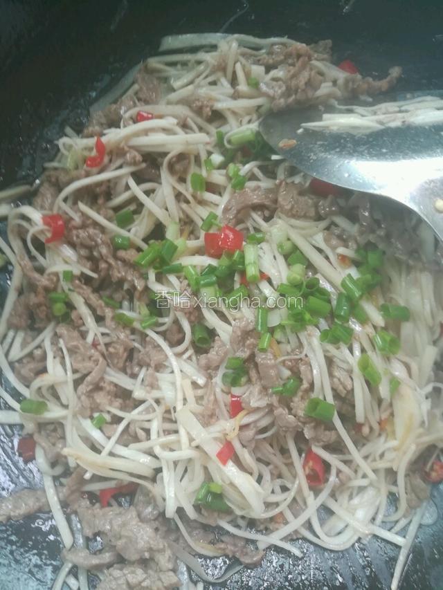 淋少许酱油，撒一点点鸡精，葱花，炒匀出锅。