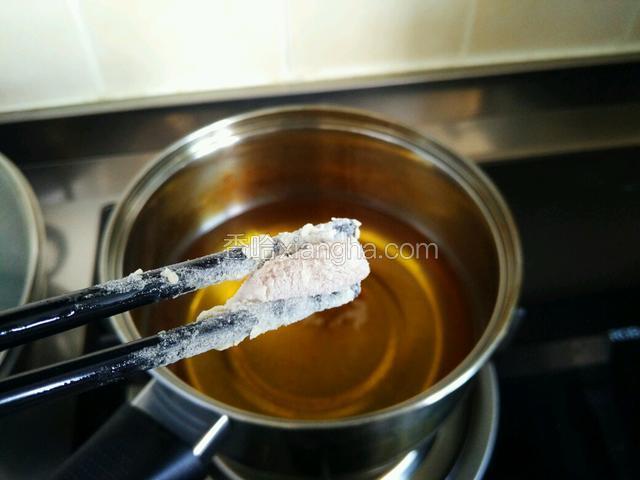 小奶锅中加入多一些的食用油，加热到五六成热时，用筷子一个一个的放入鱼丁，小火炸制。