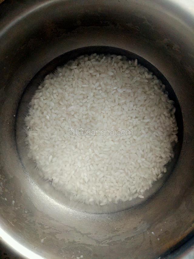 将淘洗好的米放入冰箱冷冻室冻成冰块，对，你没看错，就是冷冻室，必须冻成冰块状哦！如果第二天煮的话，头天晚上就把米放进冰箱冻着吧