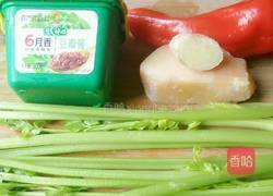 芹菜红椒炒肉片的做法图解1