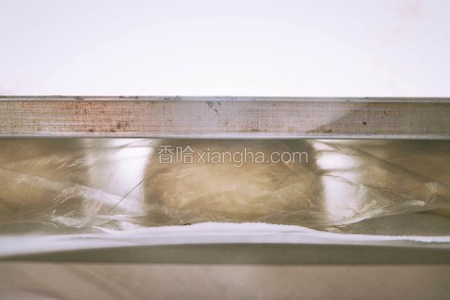 包好的面团喷水 中间撒一小撮芝麻 盖保鲜袋 

放入铺油纸的烤盘二次发酵 膨胀至2倍大(手指轻按面团表面 可慢慢回弹即可 我用了25分钟)

烤箱预热165℃