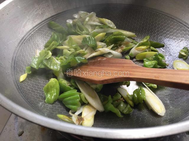 油热锅.下姜片和葱蒜爆香加辣椒.翻炒.