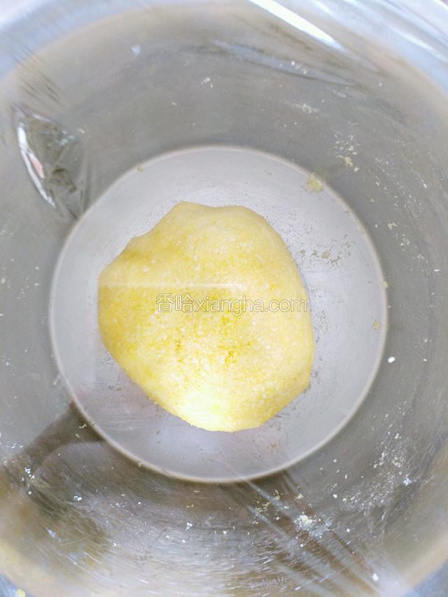 用手和成团，盖保鲜膜备用