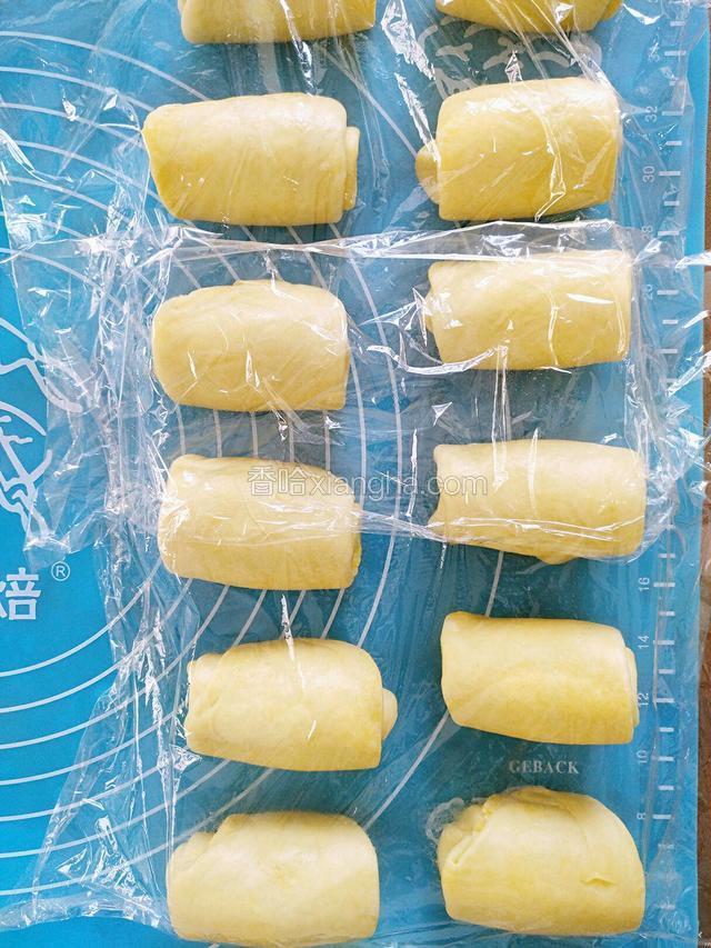 将面团卷依次擀卷好