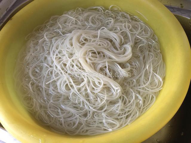 粉丝提前泡水至软.沥干水份备用