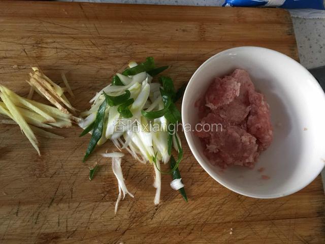 肉末准备好.姜丝和葱蒜备用切丝