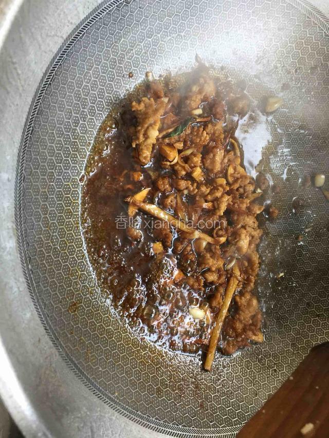 半熟之后出香加入生抽和酱油上色.