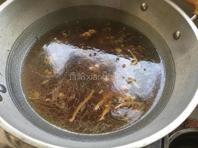 加入适量的水.烧开以后加入适量的火锅底料加入盐