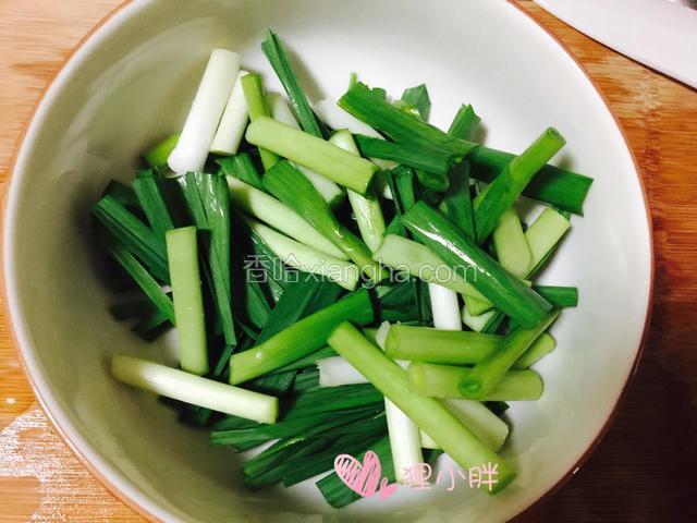 蒜苗切段待用