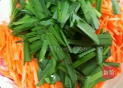 胡萝卜炒韭菜的做法图解1