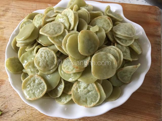 绿豆饼淘洗干净沥水备用