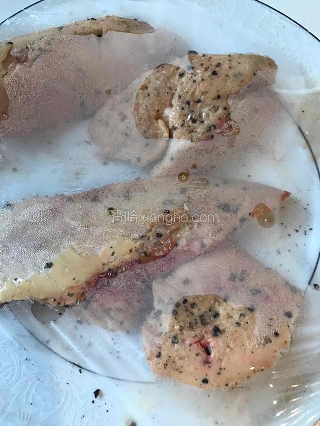 鹅肝切厚片，用现磨黑胡椒碎，盐，腌制20分钟