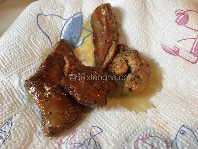 煎好后，放入吸油纸吸油