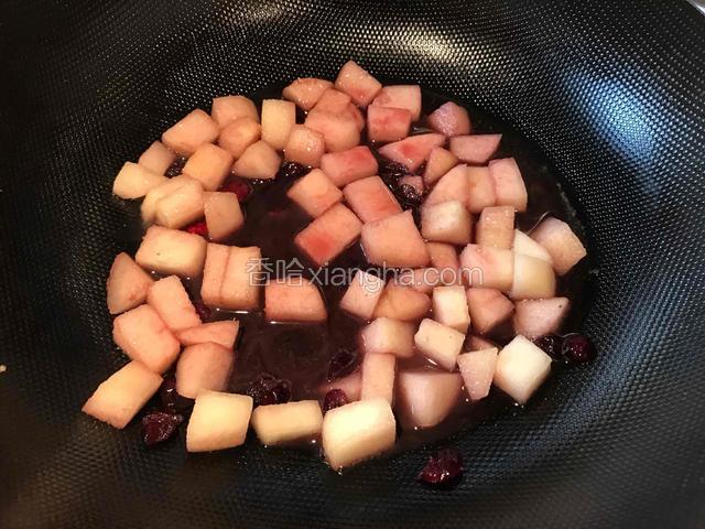 锅中放黄油，融化后依次加入，梨，火龙果，蔓越莓煸炒加入波特酒，加少许白糖
