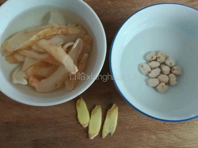 天麻，鹰嘴豆提前泡一小时，准备三片姜。