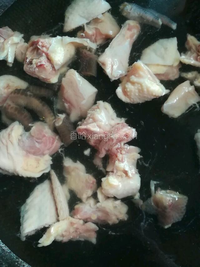 坐锅，鸡肉与冷水一同下锅，水开后再煮两三分钟。