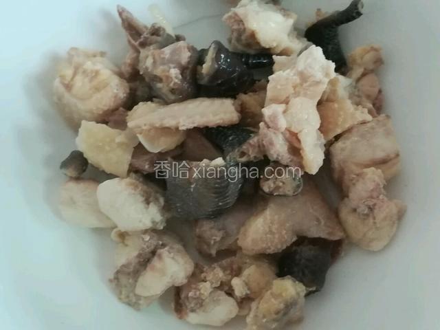 鸡肉捞出来，洗去浮沫碎屑。