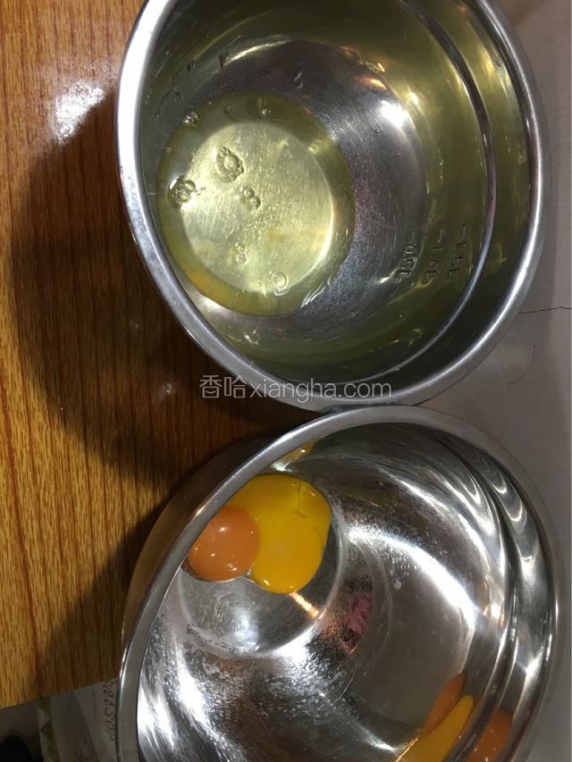鸡蛋打开分别将蛋白蛋黄分装两个盘子里