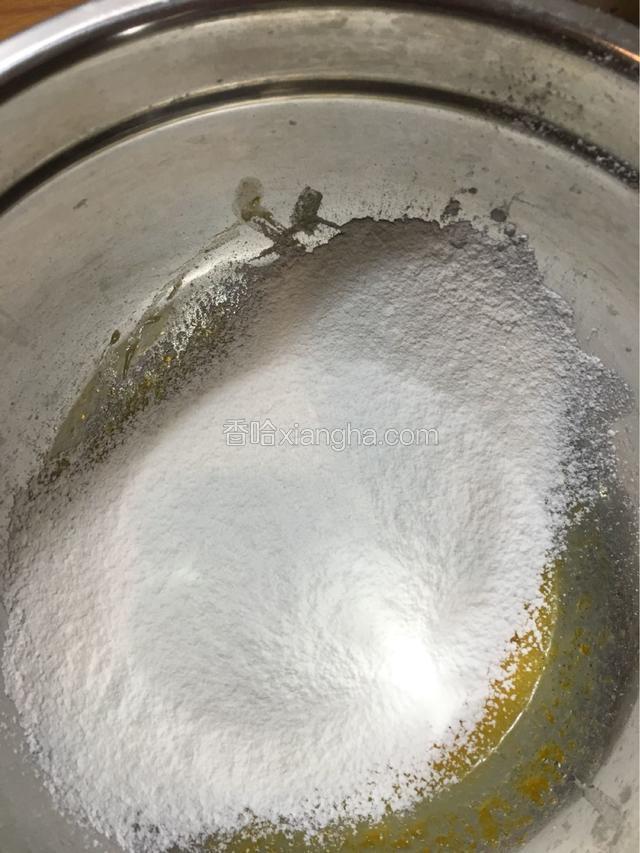 筛入低筋面粉和少许泡打粉