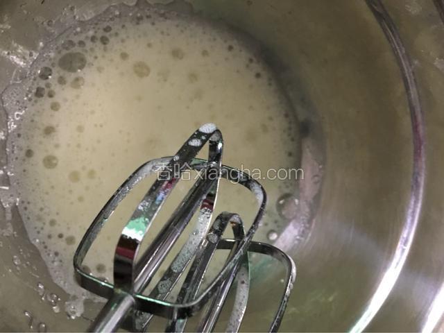 蛋清滴入几滴柠檬汁用电动打蛋器打出鱼眼泡