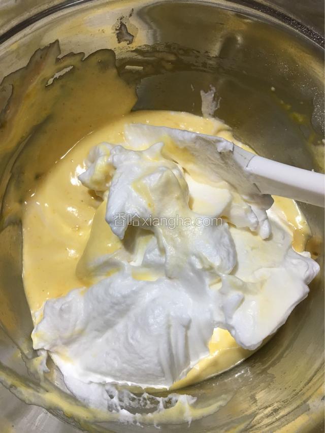 150度预热烤箱。取三分之一的蛋白霜加到面糊中拌匀