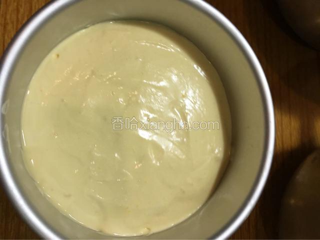 倒入模具用力振两下让大泡消掉