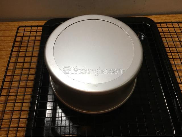 烤好取出从30厘米高摔下倒扣放凉