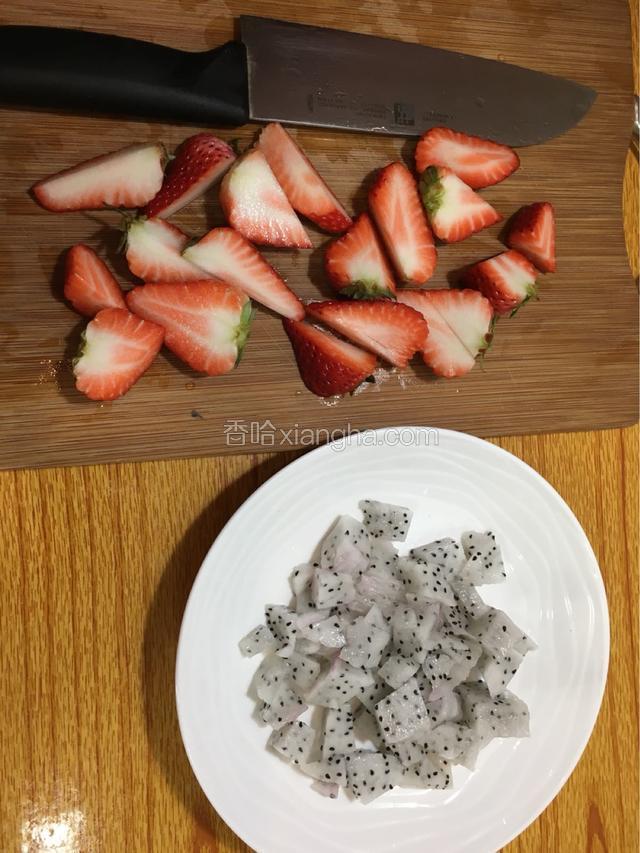 奶油从冰箱取出加入30克白糖打成奶油霜，并准所需的水果切好