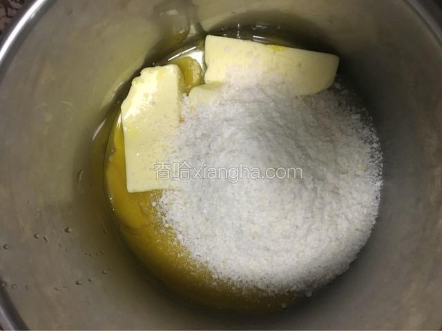 准备椰蓉馅，取出软化的黄油加入所有椰蓉的材料