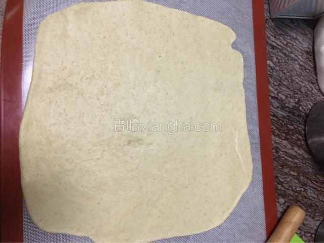 用擀面杖把面团擀成面片
