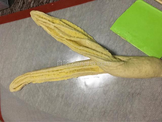 从中间切开但不用切断，切面朝上一左一右编起