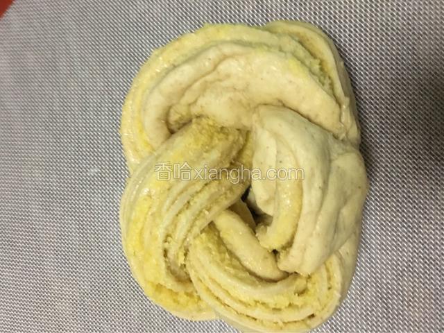 把两头盘在一起