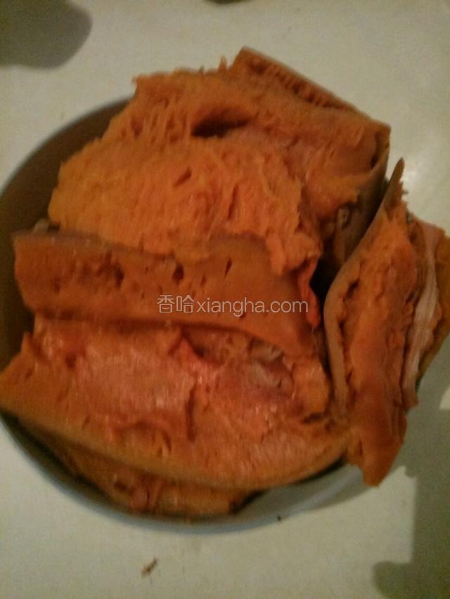 南瓜上蒸锅蒸熟，熟后放入碗里晾凉