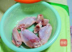 板栗香菇烧鸡翅的做法图解1