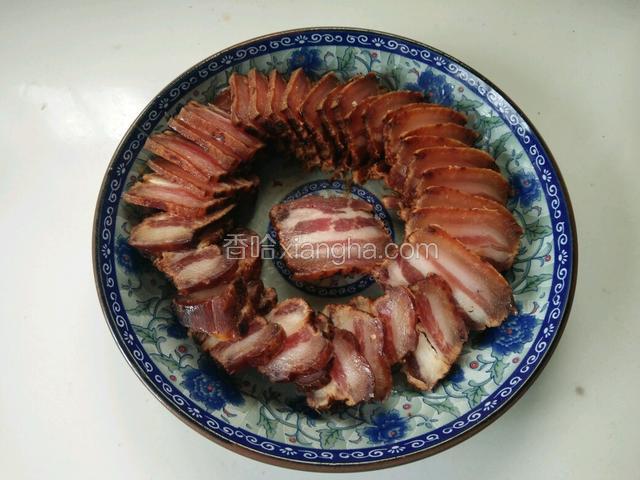 腊肉切成图下那样，薄薄的很好吃！