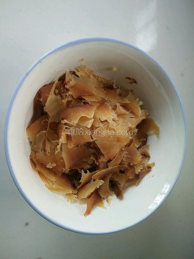 豆腐干切成薄薄的一片片，越薄越好！