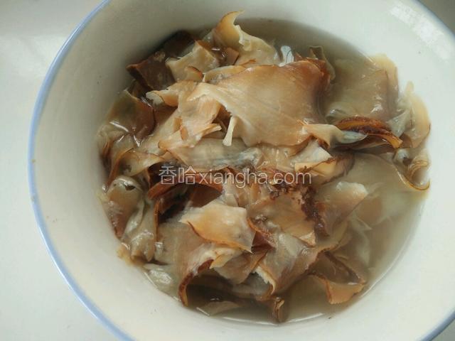 干豆腐皮过水煮软后泡在热水中备用，