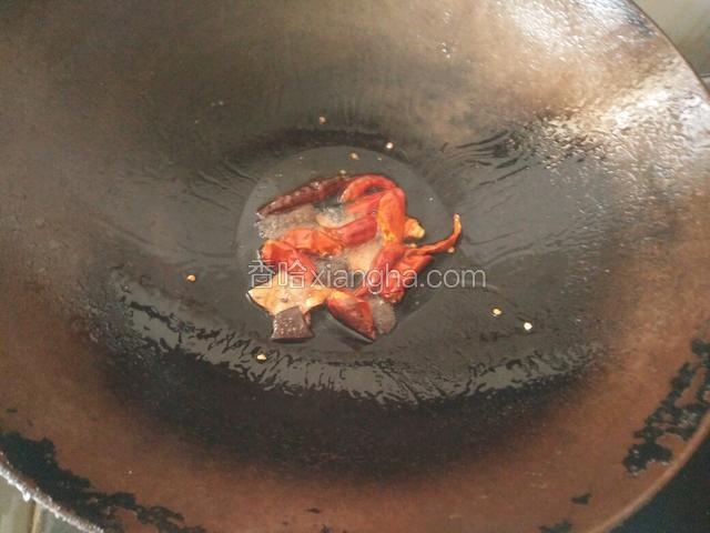热锅冷油，待油烧热时放下桂皮干红辣爆香，不过要注意不要把辣椒炒糊哦，火太大时可以关下火再炒。