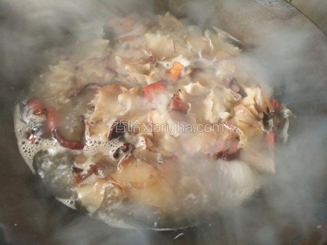 炒入味时就加水煮！感觉煮入味了就放入大蒜鸡精起锅了，